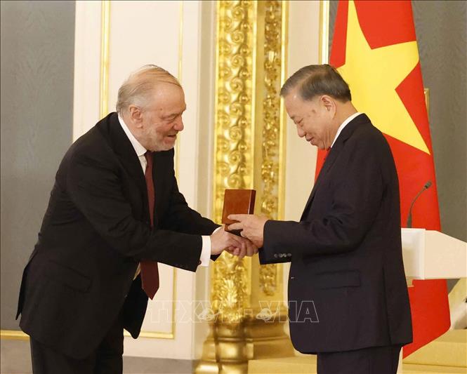 Nghệ sĩ Nhân dân Liên bang Nga Valery Gergiev, Chủ tịch Hội đồng Giám khảo Giải thưởng Hòa bình Lev Tolstoy trao Giải thưởng Hoà bình Lev Tolstoy năm 2026 cho Tổng Bí thư, Chủ tịch nước Tô Lâm. Ảnh: Thống Nhất – TTXVN