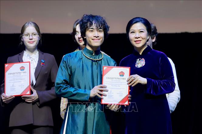 Bà Ngô Phương Ly - Phu nhân Tổng Bí thư, Chủ tịch nước Tô Lâm trao giải thưởng cho các sinh viên có thành tích xuất sắc. Ảnh: Tâm Hằng - PV TTXVN tại LB Nga