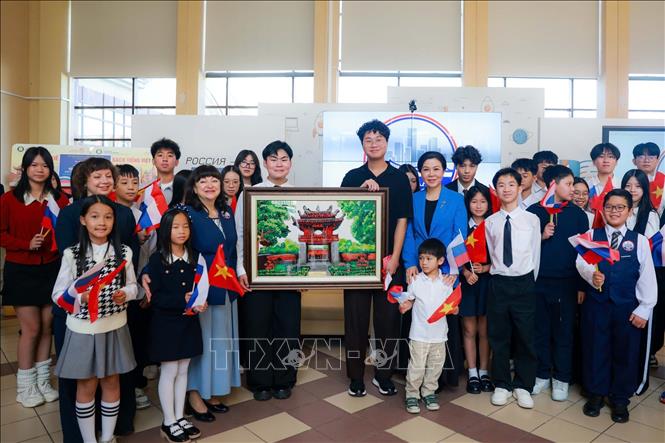 Bà Ngô Phương Ly - Phu nhân Tổng Bí thư, Chủ tịch nước Tô Lâm thăm Trường phổ thông số 1253. Ảnh: Tâm Hằng - PV TTXVN tại LB Nga