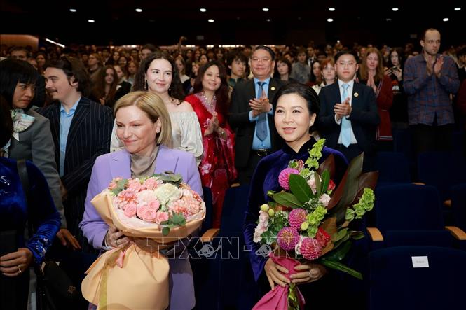 Bà Ngô Phương Ly - Phu nhân Tổng Bí thư, Chủ tịch nước Tô Lâm và Bộ trưởng Văn hoá Nga Olga Liubimova tại chương trình khai trương “Tuần phim Việt Nam tại VGIK