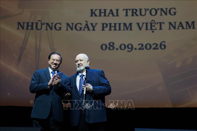 Thứ trưởng Bộ Văn hoá, Thể thao và Du lịch Tạ Quang Đông cùng Hiệu trưởng trường VGIK tại lễ Khai mạc Ngày phim Việt Nam. Ảnh: Tâm Hằng - PV TTXVN tại LB Nga