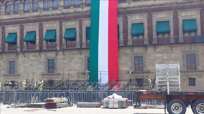 Các binh sĩ lắp đặt khu vực lễ đài phục vụ lãnh đạo Mexico dự lễ kỷ niệm Quốc khánh tại quảng trường Zocalo. Dự kiến Tổng thống Mexico Claudia Sheinbaum sẽ có bài phải biểu tại buổi lễ. Ảnh: Phi Hùng - PV TTXVN tại Mexico