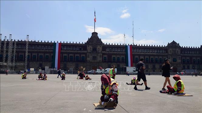 Công nhân môi trường thực hiện công tác vệ sinh sàn quảng trường Zocalo chuẩn bị cho Quốc khánh 16/9. Ảnh: Phi Hùng - PV TTXVN tại Mexico