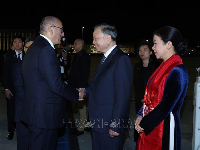 Bộ trưởng Bộ Nội vụ Pháp Laurent Nuñez đón Tổng Bí thư, Chủ tịch nước Tô Lâm và Phu nhân tại sân bay Orly, Paris. Ảnh: Thống Nhất – TTXVN