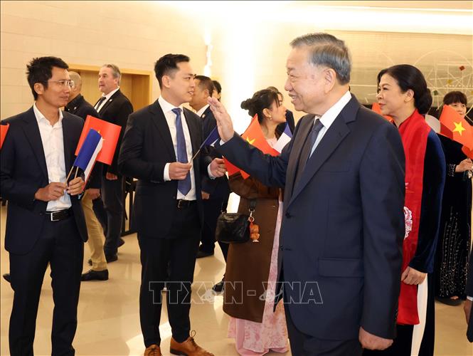 Cán bộ, nhân viên Đại sứ quán và cộng đồng người Việt Nam tại Pháp đón Tổng Bí thư, Chủ tịch nước Tô Lâm và Phu nhân. Ảnh: Thống Nhất – TTXVN