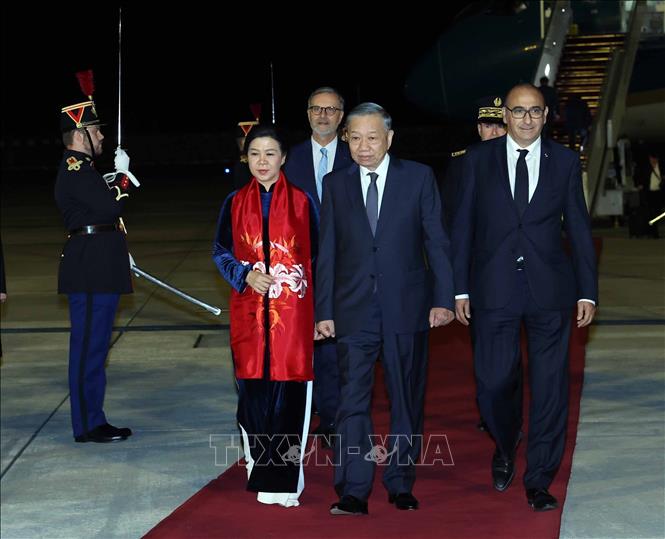 Bộ trưởng Bộ Nội vụ Pháp Laurent Nuñez, Đại sứ Pháp tại Việt Nam Olivier Brochet và Đại diện Cục Lễ tân, Bộ Ngoại giao Pháp đón Tổng Bí thư, Chủ tịch nước Tô Lâm và Phu nhân tại sân bay Orly, Paris . Ảnh: Thống Nhất – TTXVN