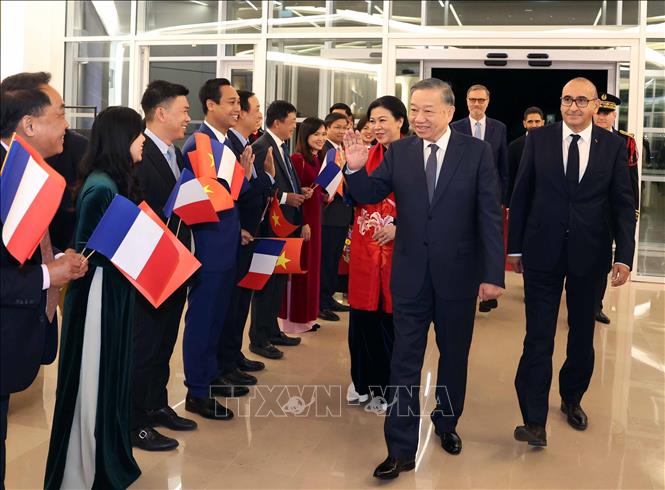 Cán bộ, nhân viên Đại sứ quán và cộng đồng người Việt Nam tại Pháp đón Tổng Bí thư, Chủ tịch nước Tô Lâm và Phu nhân. Ảnh: Thống Nhất – TTXVN