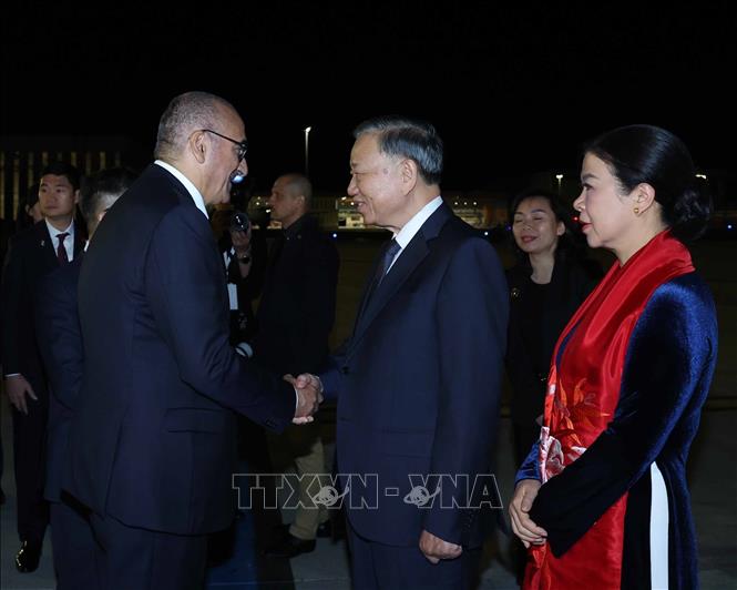 Bộ trưởng Bộ Nội vụ Pháp Laurent Nuñez đón Tổng Bí thư, Chủ tịch nước Tô Lâm và Phu nhân tại sân bay Orly, Paris. Ảnh: Thống Nhất – TTXVN
