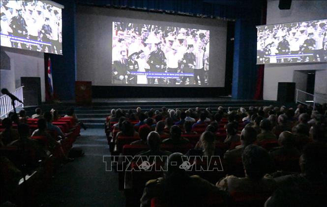 Khán giả dõi theo từng thước phim. Ảnh: Việt Hùng-P/v TTXVN tại Cuba 