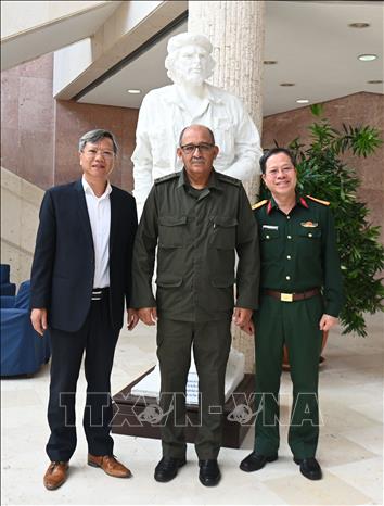 Thượng tướng Roberto Legra Sotolongo, Ủy viên Bộ Chính trị, Thứ trưởng thứ Nhất, Tổng Tham mưu trưởng Các lực lượng vũ trang cách mạng Cuba (giữa), cùng Đại sứ Lê Quang Long và Tùy viên quốc phòng Bùi Xuân Phong. Ảnh: Việt Hùng-P/v TTXVN tại Cuba