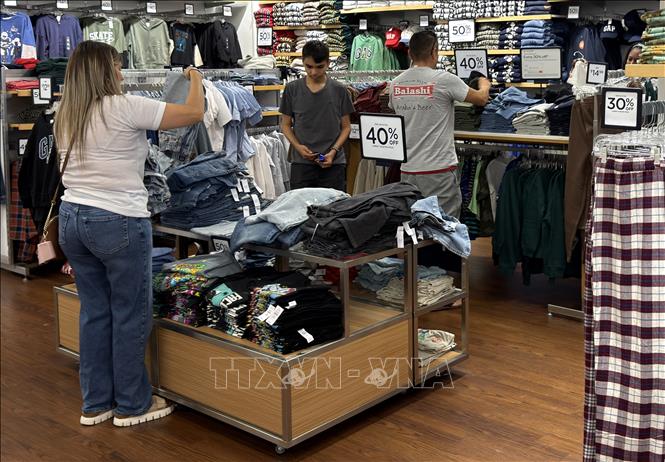 Người tiêu dùng Mỹ chọn mua hàng may mặc tại một trung tâm thương mại ở bang Maryland (Mỹ) ngày 6/9/2026. Ảnh: Ngọc Quang – PV TTXVN tại Mỹ