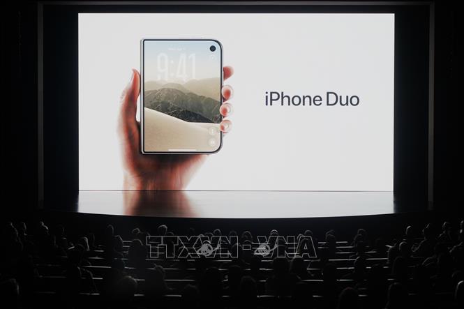 Tập đoàn Apple giới thiệu mẫu điện thoại gập đầu tiên của hãng iPhone Duo tại trụ sở Apple Park ở Cupertino, bang California, Mỹ, ngày 9/9/2026. Ảnh: THX/TTXVN phát