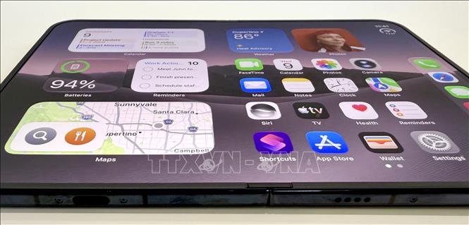 Tập đoàn Apple giới thiệu mẫu điện thoại gập đầu tiên của hãng iPhone Duo tại trụ sở Apple Park ở Cupertino, bang California, Mỹ, ngày 9/9/2026. Ảnh: Yonhap/TTXVN phát