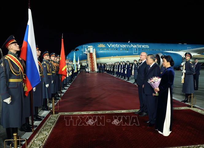 Party General Secretary and State President To Lam, his spouse, and the high-ranking Vietnamese delegation depart Vnukovo International Airport in Moscow. VNA Photo: Thống Nhất 