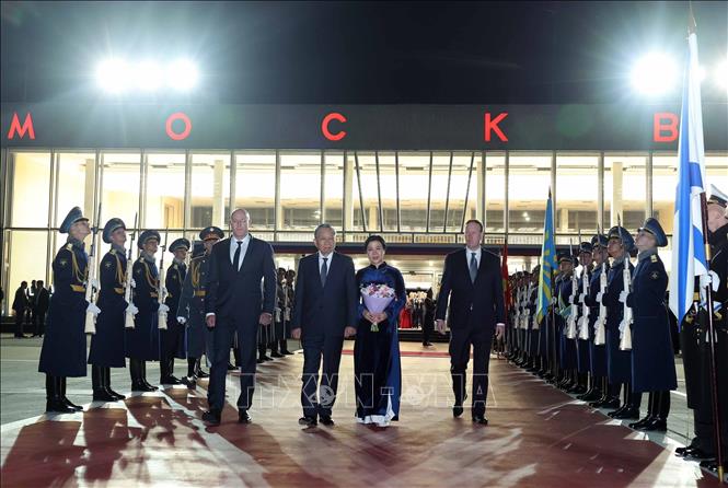 Party General Secretary and State President To Lam, his spouse, and the high-ranking Vietnamese delegation depart Vnukovo International Airport in Moscow. VNA Photo: Thống Nhất 
