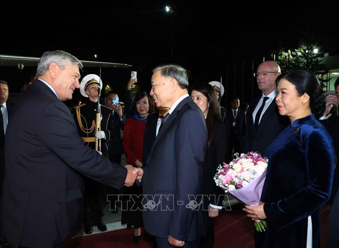 Party General Secretary and State President To Lam, his spouse, and the high-ranking Vietnamese delegation depart Vnukovo International Airport in Moscow. VNA Photo: Thống Nhất 