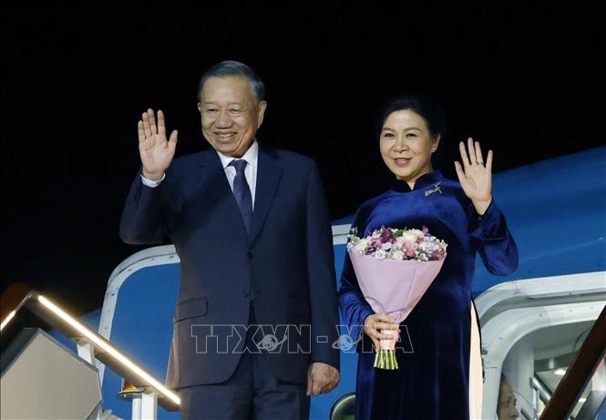 Party General Secretary and State President To Lam, his spouse, and the high-ranking Vietnamese delegation depart Vnukovo International Airport in Moscow. VNA Photo: Thống Nhất 