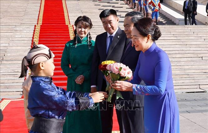 Chairman of the Mongolian Parliament Sandag Byambatsogt and his spouse host an official welcome ceremony for Vietnamese top legislator Tran Thanh Man, his spouse and a high-ranking Vietnamese delegation. VNA Photo: Doãn Tấn 