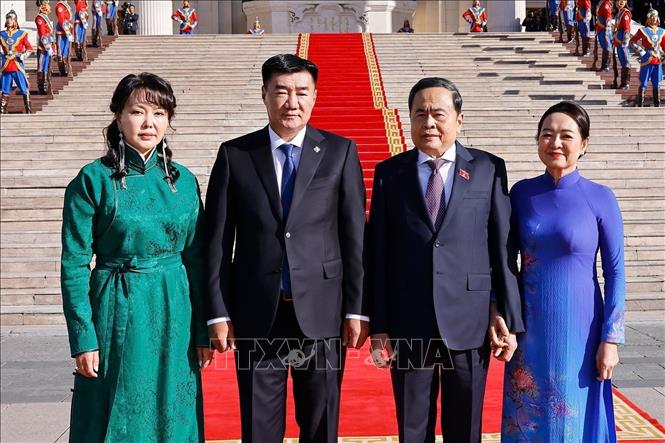 Chairman of the Mongolian Parliament Sandag Byambatsogt and his spouse host an official welcome ceremony for Vietnamese top legislator Tran Thanh Man, his spouse and a high-ranking Vietnamese delegation. VNA Photo: Doãn Tấn 