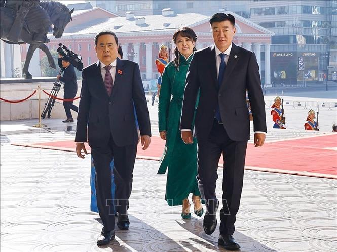 Chairman of the Mongolian Parliament Sandag Byambatsogt and his spouse host an official welcome ceremony for Vietnamese top legislator Tran Thanh Man, his spouse and a high-ranking Vietnamese delegation. VNA Photo: Doãn Tấn 