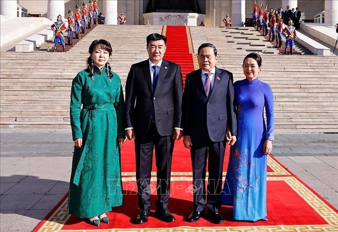 Chairman of the Mongolian Parliament Sandag Byambatsogt and his spouse host an official welcome ceremony for Vietnamese top legislator Tran Thanh Man, his spouse and a high-ranking Vietnamese delegation. VNA Photo: Doãn Tấn 