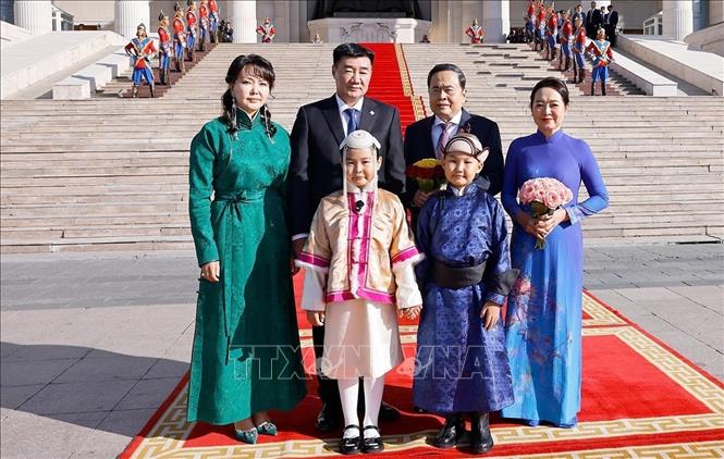 Chairman of the Mongolian Parliament Sandag Byambatsogt and his spouse host an official welcome ceremony for Vietnamese top legislator Tran Thanh Man, his spouse and a high-ranking Vietnamese delegation. VNA Photo: Doãn Tấn 