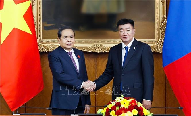 Chủ tịch Quốc hội Trần Thanh Mẫn và Chủ tịch Quốc hội Mông Cổ Sandag Byambatsogt chụp ảnh chung. Ảnh: Doãn Tấn – TTXVN