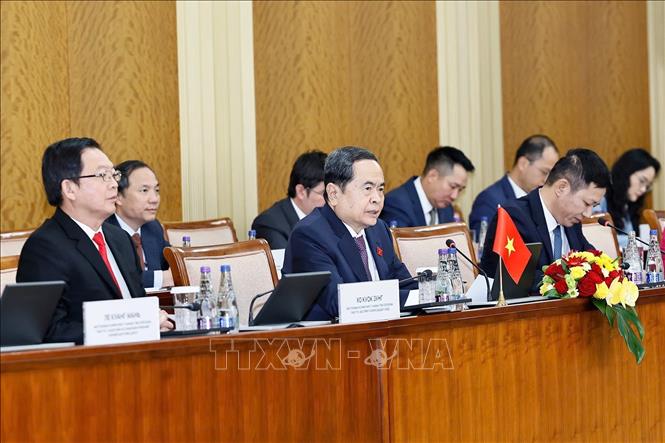 Chủ tịch Quốc hội Trần Thanh Mẫn và thành viên đoàn cấp cao Việt Nam tại cuộc hội đàm với Chủ tịch Quốc hội Mông Cổ Sandag Byambatsogt. Ảnh: Doãn Tấn – TTXVN