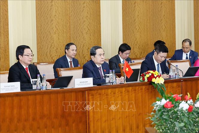 Chủ tịch Quốc hội Trần Thanh Mẫn và thành viên đoàn cấp cao Việt Nam tại cuộc hội đàm với Chủ tịch Quốc hội Mông Cổ Sandag Byambatsogt. Ảnh: Doãn Tấn – TTXVN
