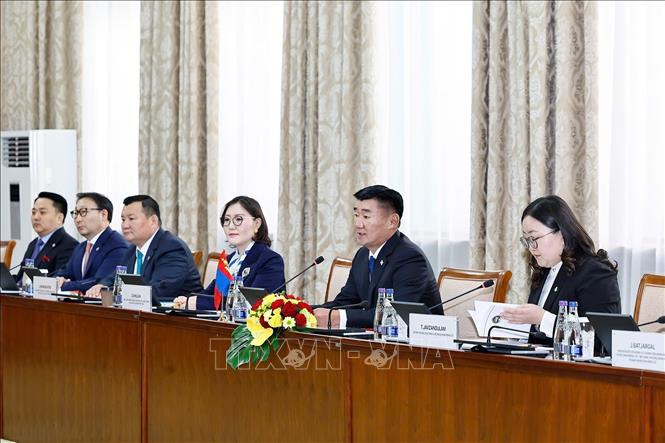 Chủ tịch Quốc hội Sandag Byambatsogt và thành viên đoàn Mông Cổ tại cuộc hội đàm với Chủ tịch Quốc hội Trần Thanh Mẫn. Ảnh: Doãn Tấn – TTXVN