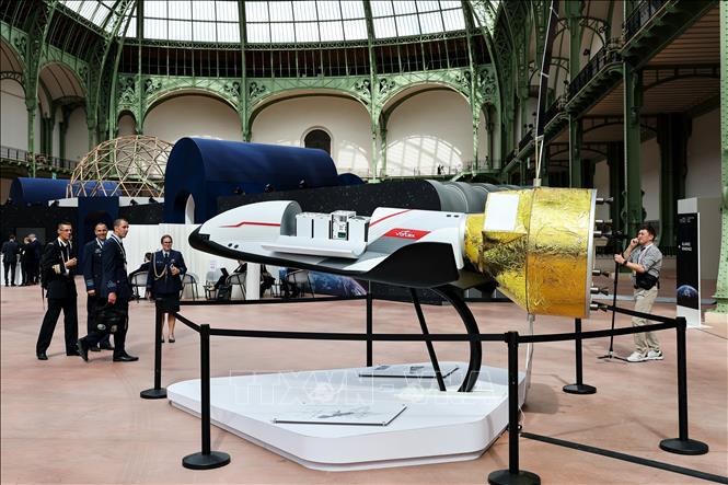 Các thiết bị và công nghệ không gian được trưng bày tại Hội nghị Thượng đỉnh quốc tế về Không gian ở Paris, Pháp ngày 9/9/2026. Ảnh: THX/TTXVN phát