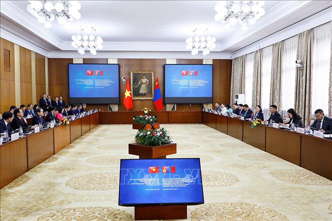 Chủ tịch Quốc hội Trần Thanh Mẫn và Chủ tịch Quốc hội Mông Cổ Sandag Byambatsogt tiến hành hội đàm. Ảnh: Doãn Tấn – TTXVN