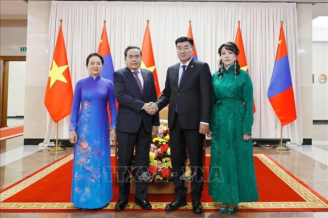 Chairman of the Mongolian Parliament Sandag Byambatsogt and his spouse host an official welcome ceremony for Vietnamese top legislator Tran Thanh Man, his spouse and a high-ranking Vietnamese delegation. VNA Photo: Doãn Tấn 