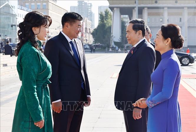 Chairman of the Mongolian Parliament Sandag Byambatsogt and his spouse host an official welcome ceremony for Vietnamese top legislator Tran Thanh Man, his spouse and a high-ranking Vietnamese delegation. VNA Photo: Doãn Tấn 