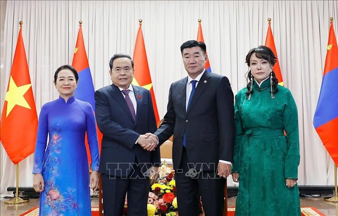 Chairman of the Mongolian Parliament Sandag Byambatsogt and his spouse host an official welcome ceremony for Vietnamese top legislator Tran Thanh Man, his spouse and a high-ranking Vietnamese delegation. VNA Photo: Doãn Tấn