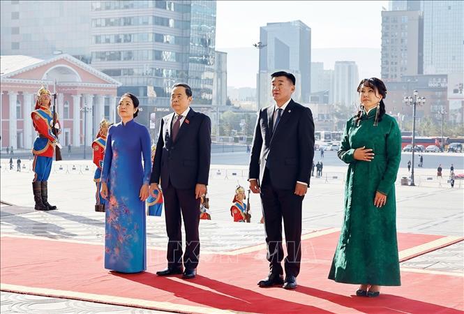 Chairman of the Mongolian Parliament Sandag Byambatsogt and his spouse host an official welcome ceremony for Vietnamese top legislator Tran Thanh Man, his spouse and a high-ranking Vietnamese delegation. VNA Photo: Doãn Tấn