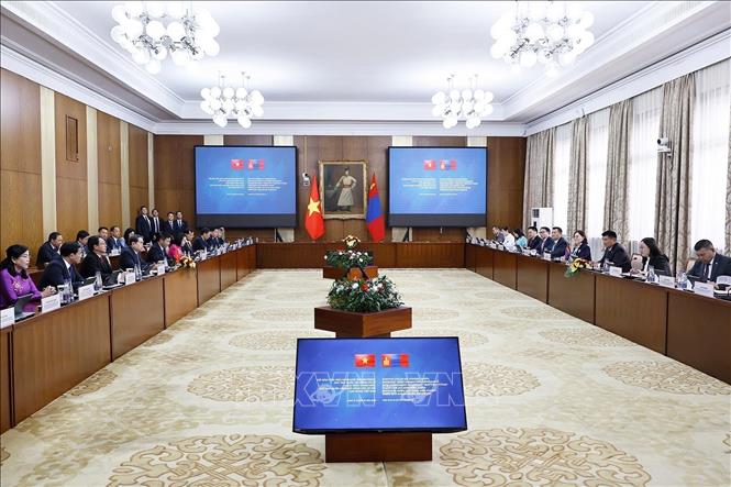 Chairman of the Mongolian Parliament Sandag Byambatsogt and NA President Tran Thanh Man hold talks. VNA Photo: Doãn Tấn
