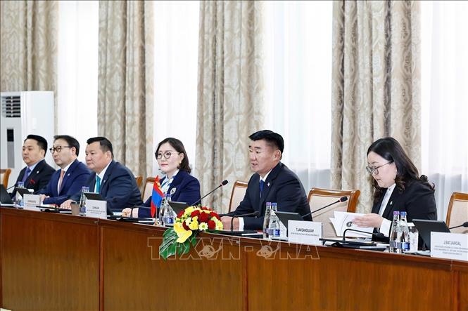 Chairman of the Mongolian Parliament Sandag Byambatsogt and the Mongolian delegation at the talks. VNA Photo: Doãn Tấn