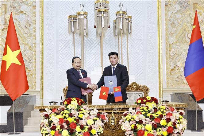 Chủ tịch Quốc hội Trần Thanh Mẫn và Chủ tịch Quốc hội Mông Cổ Sandag Byambatsogt ký kết Bản ghi nhớ hợp tác giữa Quốc hội Việt Nam và Quốc hội Mông Cổ. Ảnh: Doãn Tấn – TTXVN