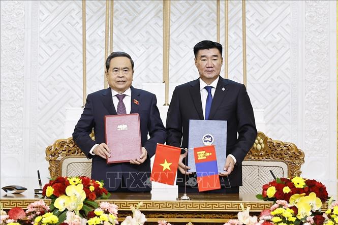 Chủ tịch Quốc hội Trần Thanh Mẫn và Chủ tịch Quốc hội Mông Cổ Sandag Byambatsogt ký kết Bản ghi nhớ hợp tác giữa Quốc hội Việt Nam và Quốc hội Mông Cổ. Ảnh: Doãn Tấn – TTXVN