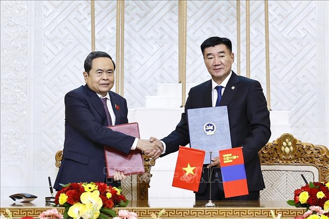 Chủ tịch Quốc hội Trần Thanh Mẫn và Chủ tịch Quốc hội Mông Cổ Sandag Byambatsogt ký kết Bản ghi nhớ hợp tác giữa Quốc hội Việt Nam và Quốc hội Mông Cổ. Ảnh: Doãn Tấn – TTXVN