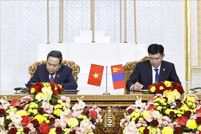 Chủ tịch Quốc hội Trần Thanh Mẫn và Chủ tịch Quốc hội Mông Cổ Sandag Byambatsogt ký kết Bản ghi nhớ hợp tác giữa Quốc hội Việt Nam và Quốc hội Mông Cổ. Ảnh: Doãn Tấn – TTXVN