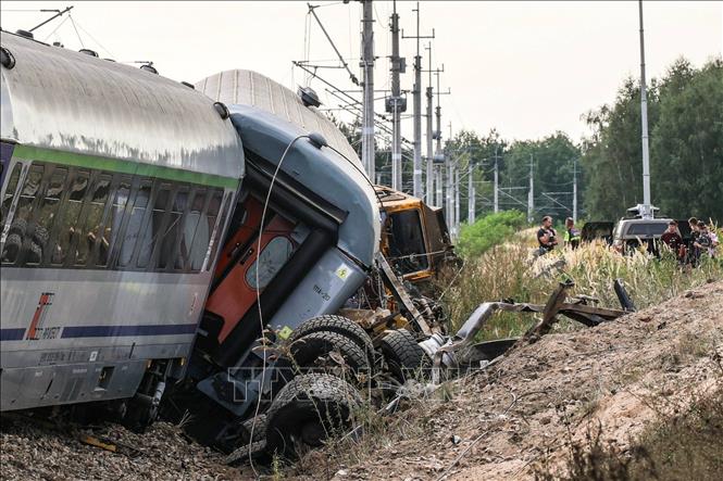 Hiện trường vụ va chạm giữa tàu hỏa và xe tải tại Sokolniki Suche, Ba Lan ngày 9/9/2026. Ảnh: PAP/TTXVN phát