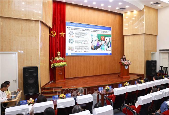 Cán bộ Chương trình Giáo dục, Văn phòng UNESCO tại Việt Nam trình bày tham luận 