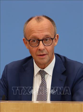 Thủ tướng Đức Friedrich Merz phát biểu trong cuộc họp báo tại Berlin. Ảnh: THX/TTXVN phát