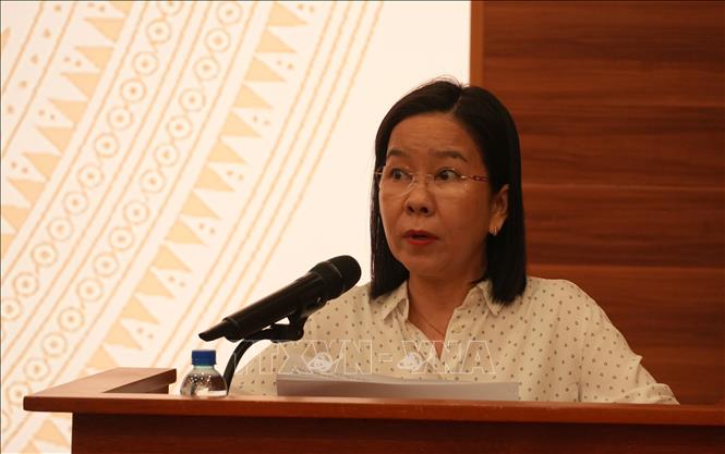 Bà Hà Hồng Hạnh, Phó Bí thư Đảng ủy Mặt trận Tổ quốc và các đoàn thể tỉnh, báo cáo tại hội nghị. Ảnh: Phan Sáu - TTXVN