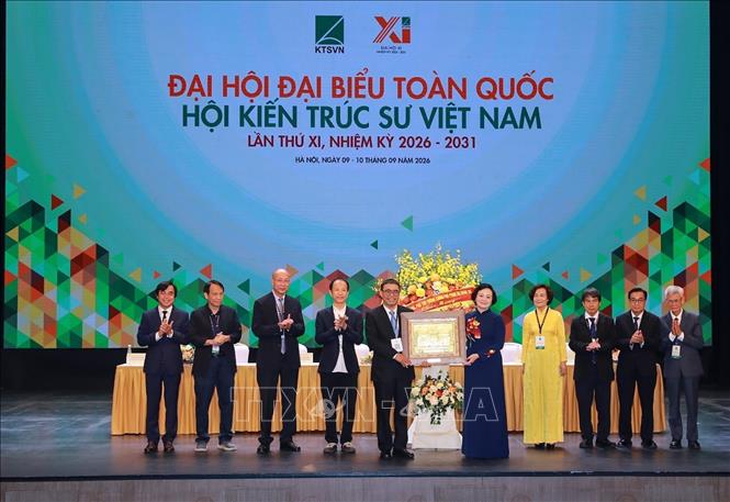 Đồng chí Phạm Thị Thanh Trà, Bí thư Trung ương Đảng, Phó Thủ tướng Chính phủ tặng hoa chúc mừng Đại hội. Ảnh: Khánh Hoà - TTXVN