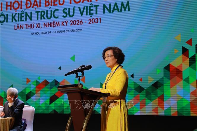 Kiến trúc sư Lã Thị Kim Ngân trình bày tham luận 