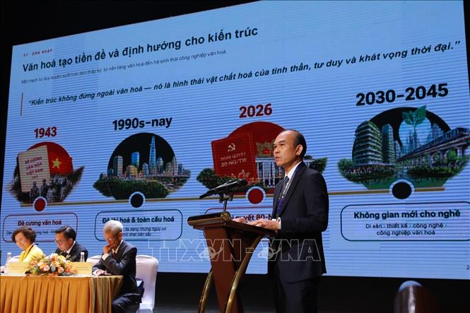 Kiến trúc sư Phạm Văn Phước trình bày tham luận 