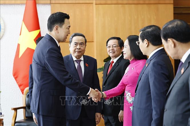 Chủ tịch Quốc hội Trần Thanh Mẫn giới thiệu với Thủ tướng Mông Cổ Nyam-Osor Uchral về thành viên đoàn đại biểu Việt Nam. Ảnh: Doãn Tấn – TTXVN

